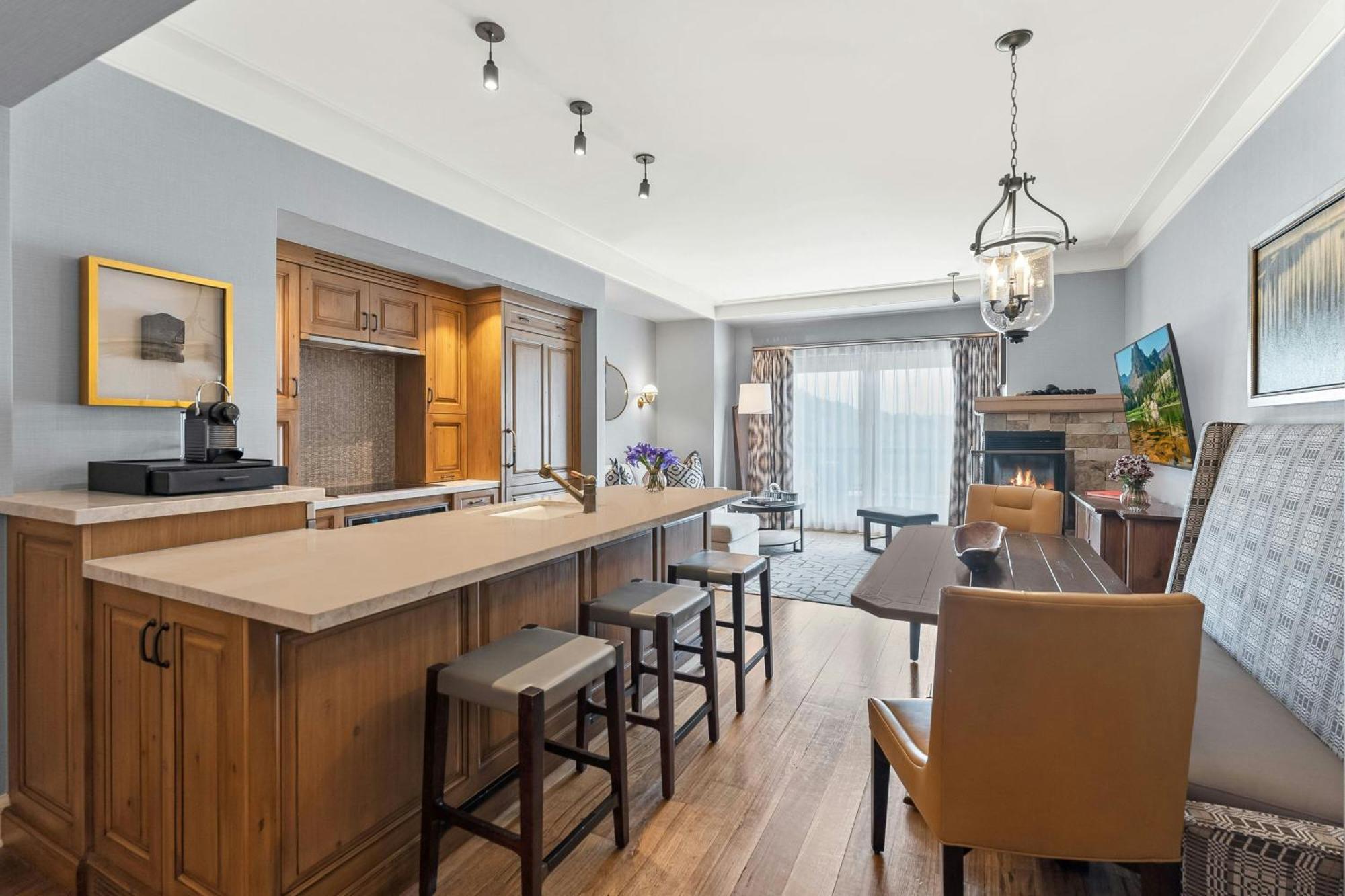 Luxury 1 Bedroom Suite 1 King Slopeside view,1643152546:JPEG
